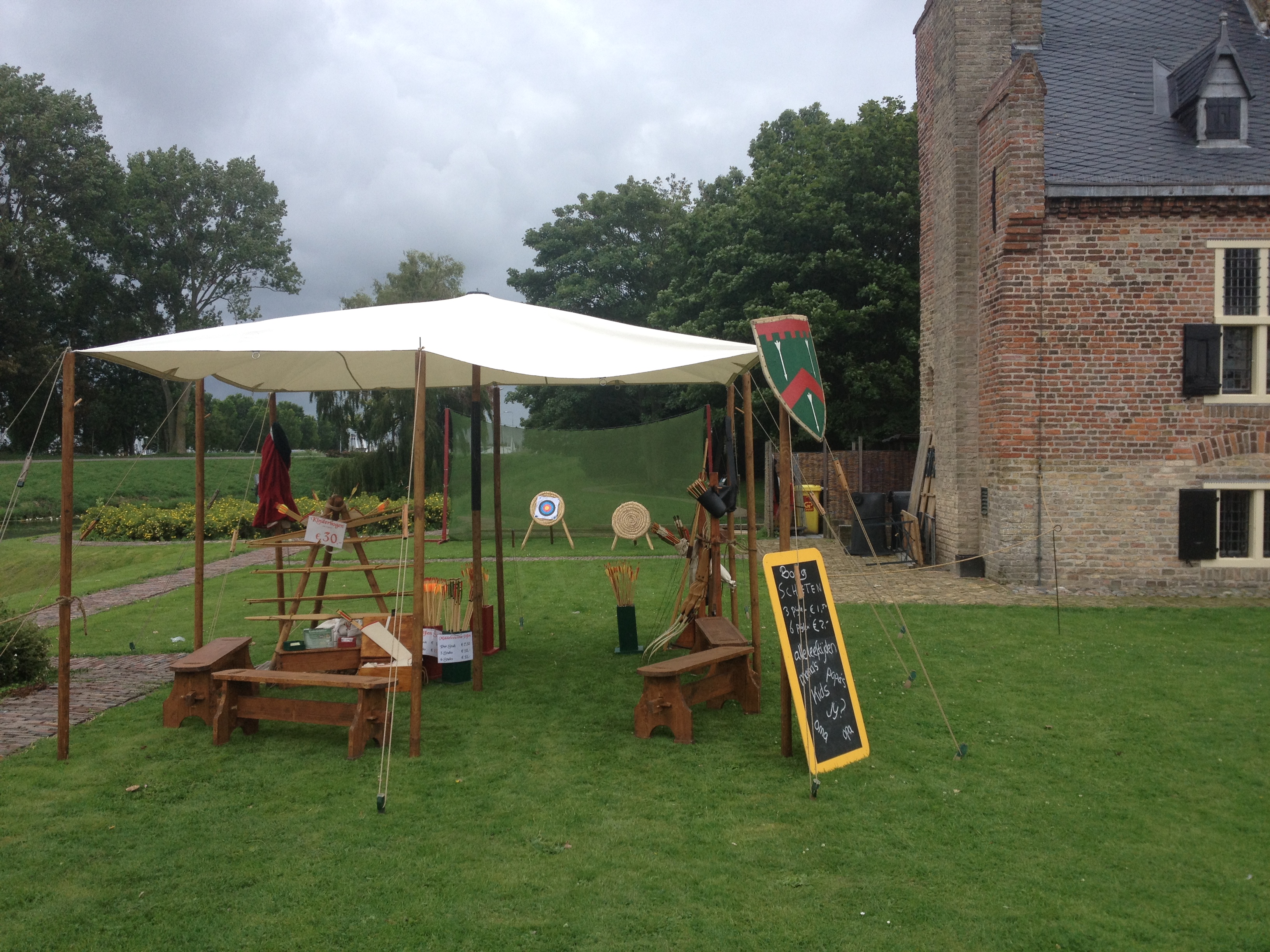 Kasteelschutters HISTORIE-KS Longbowman Handboogschieten Kasteel Radboud Bedrijfsfeestje bedrijfsfeest Bedrijfsuitje Workshops Teambuilding Evenementen